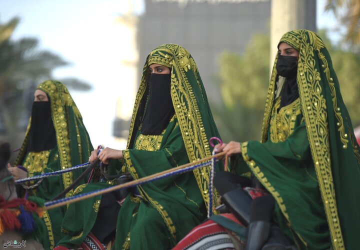 راهپیمایی شترسواران مرد و زن در روز ملی عربستان سعودی