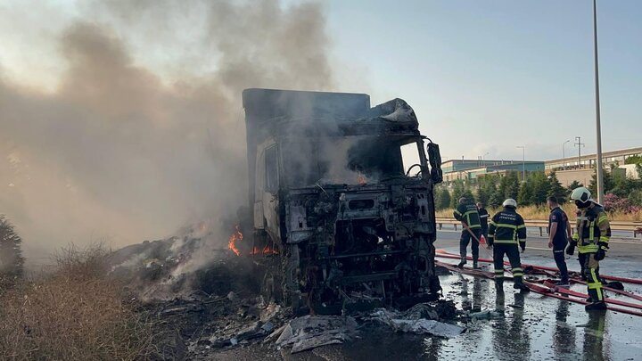 ببینید | اولین تصاویر از آتش گرفتن یک خودروی سواری روی ماشین یدک‌کش بعد از تصادف با کامیون وسط اتوبان