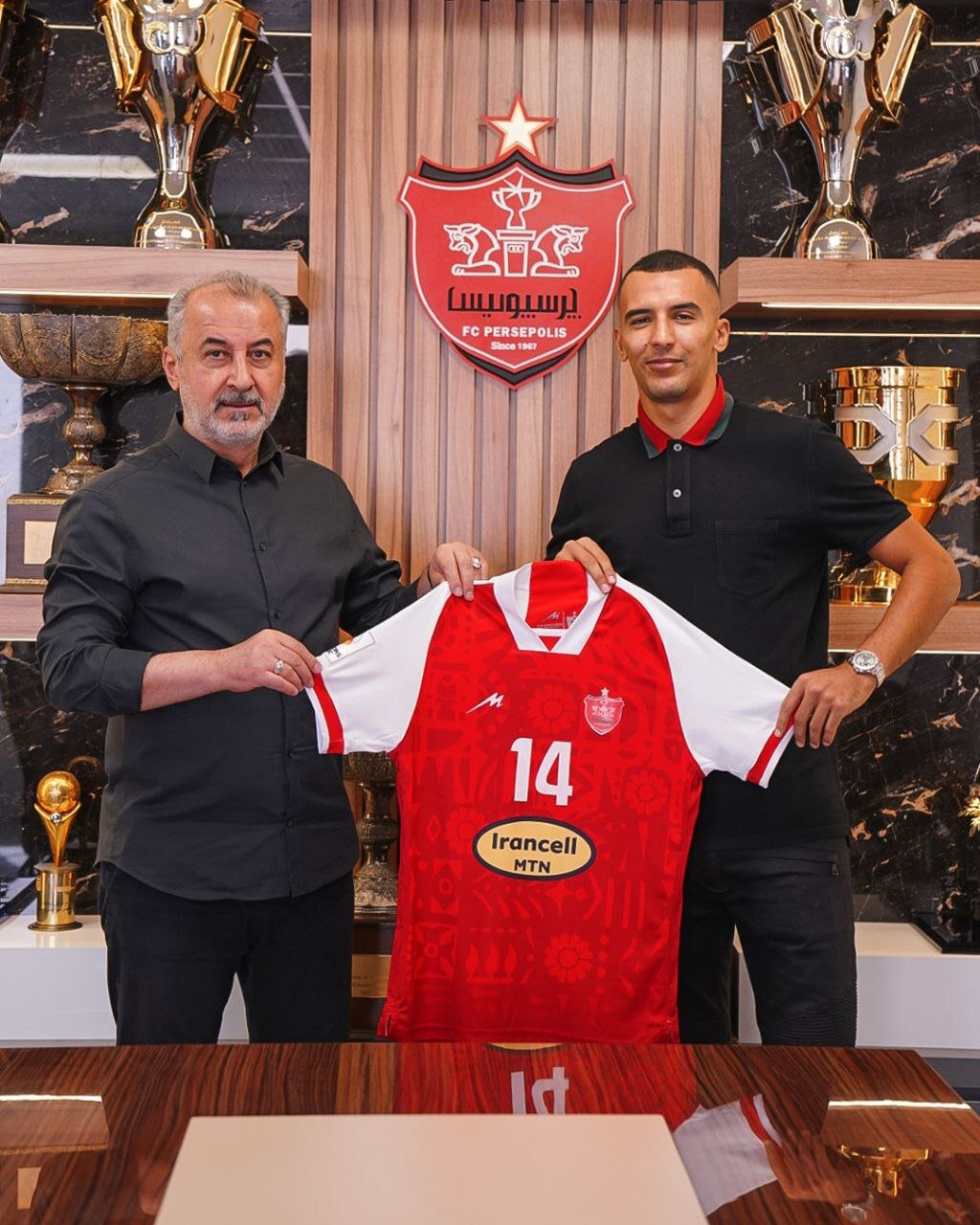 عکس| مهاجم سوئدی در لباس پرسپولیس