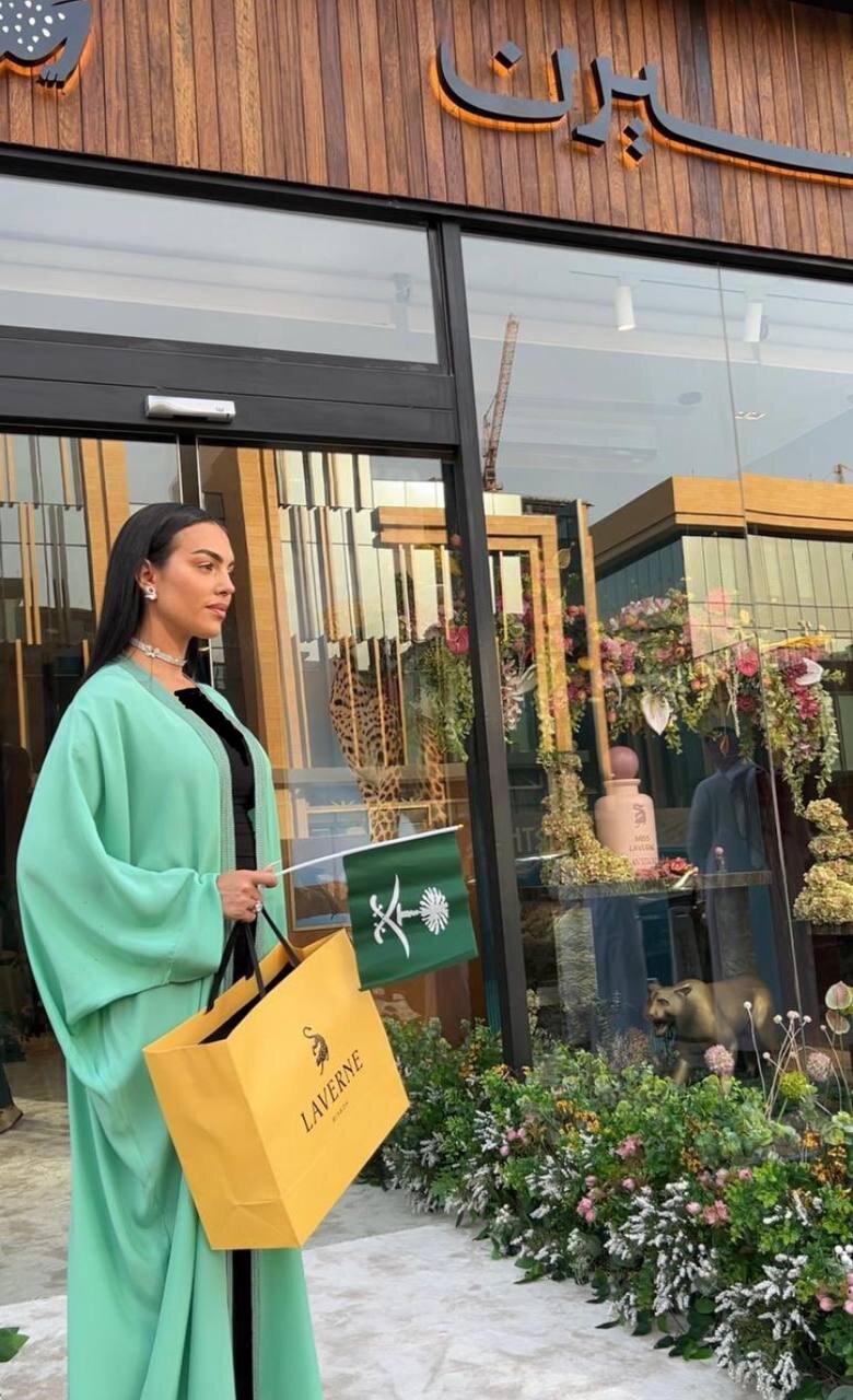 عکس| جورجینا با عبای عربی و پرچم عربستان!