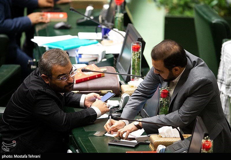 میز کار نمایندگان مجلس سوژه شد +عکس