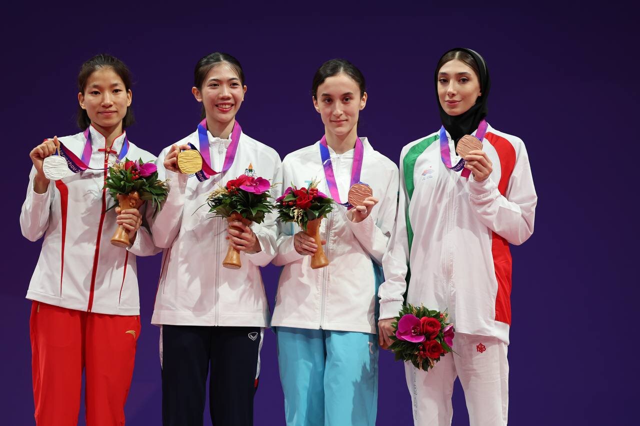 عکس| اهدای مدال بازیهای آسیایی به دختر ایرانی