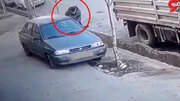 ببینید | لحظه هولناک حمله یک سارق با قمه به مالک ماشین مقابل خانه‌اش در حین سرقت!