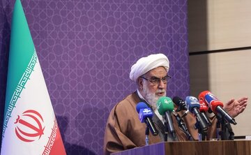 رئیس دفتر رهبری: خریداران کالاهای ایرانی در صف ایستاده اند/ نفروشند کجا و نخریدن کجا!