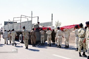 عکس های منتشر نشده از تبادل پیکر شهدای دفاع مقدس در سال ۱۳۷۴