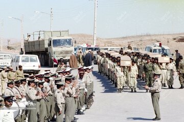 عکس های منتشر نشده از تبادل پیکر شهدای دفاع مقدس در سال ۱۳۷۴