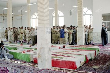 عکس های منتشر نشده از تبادل پیکر شهدای دفاع مقدس در سال ۱۳۷۴