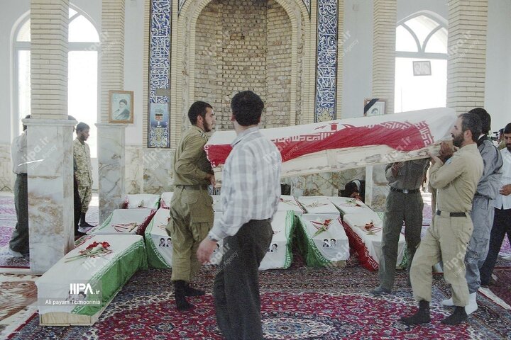 عکس های منتشر نشده از تبادل پیکر شهدای دفاع مقدس در سال ۱۳۷۴