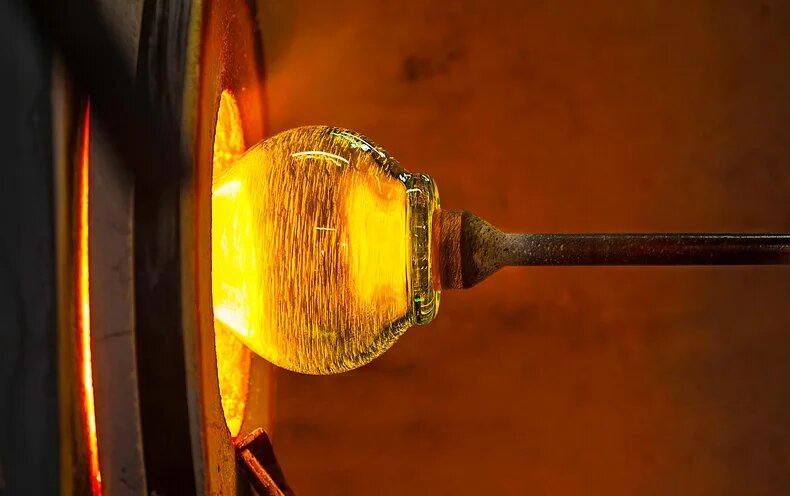 شیشه مایع است یا جامد؟ / عکس