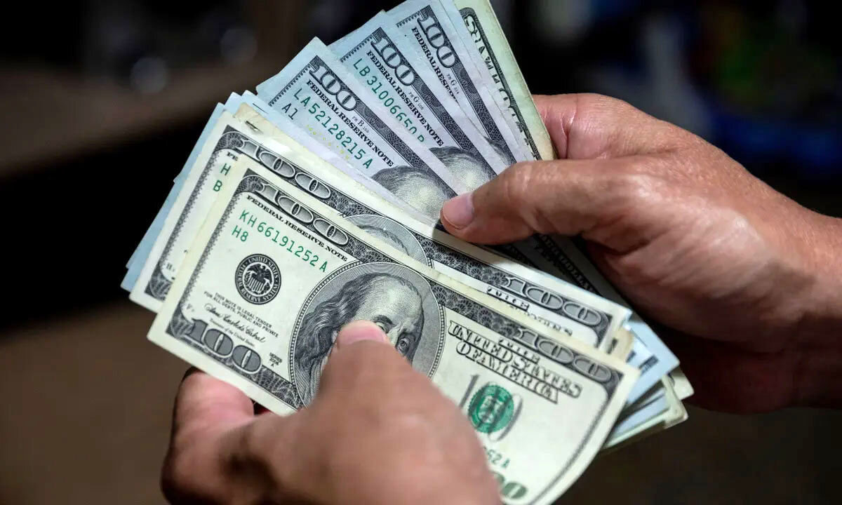 - ورق در بازار دلار برگشت/دلار در سراشیبی کانال ۵۰ هزار تومان افتاد