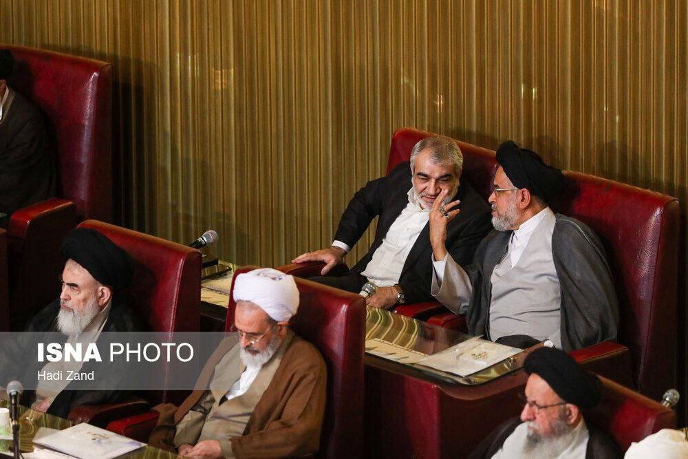 شکار لحظه ها؛ گپ و گفت وزیر روحانی و مرد مورد اعتماد آیت الله جنتی در صحن مجلس خبرگان