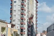 ببینید | سقوط ترسناک نمای یک آپارتمان ۱۵ طبقه در استانبول روی سر مردم
