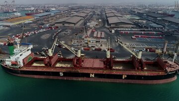 پهلودهی یک فروند کشتی غولپیکر گندم در بندر شهید رجایی پهلودهی یک فروند کشتی غولپیکر گندم در بندر شهید رجایی