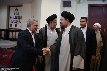 عکسی از خوش و بش سیدحسن خمینی با وزیر روحانی