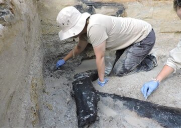 بیرون کشیدن یک ابزار عجیب نیم میلیون‌ ساله از دل خاک/ عکس