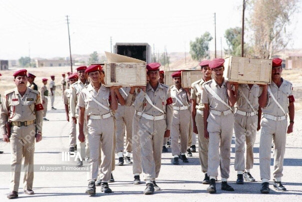 عکسهای منتشرنشده و دردناک از تبادل پیکر شهدای دفاع مقدس