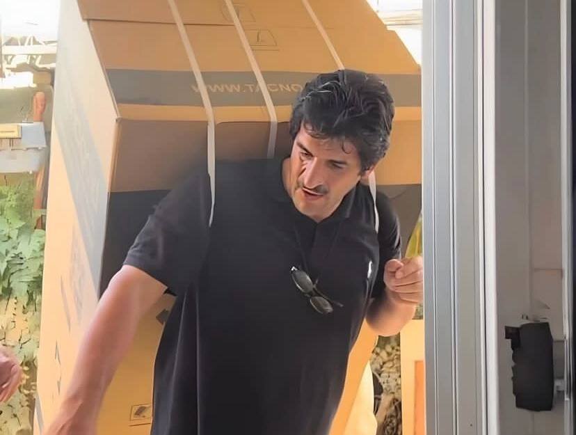 عکس | رسول خادم در حال کمک به مردم سیل زده آستارا 2