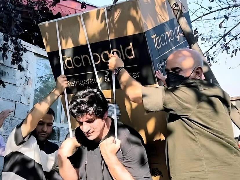 عکس | رسول خادم در حال کمک به مردم سیل زده آستارا 3