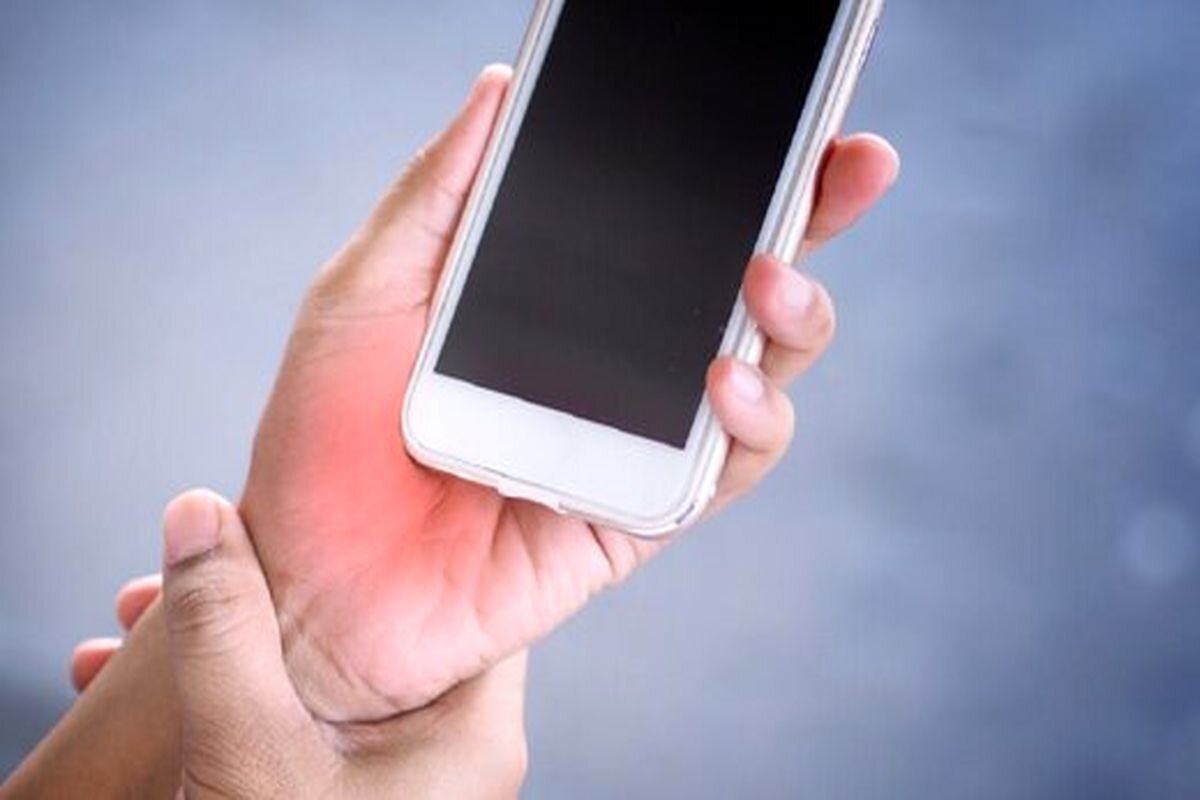 اگر هنگام استفاده از تلفن همراه دست درد می‌گیرید، این مطلب را بخوانید
