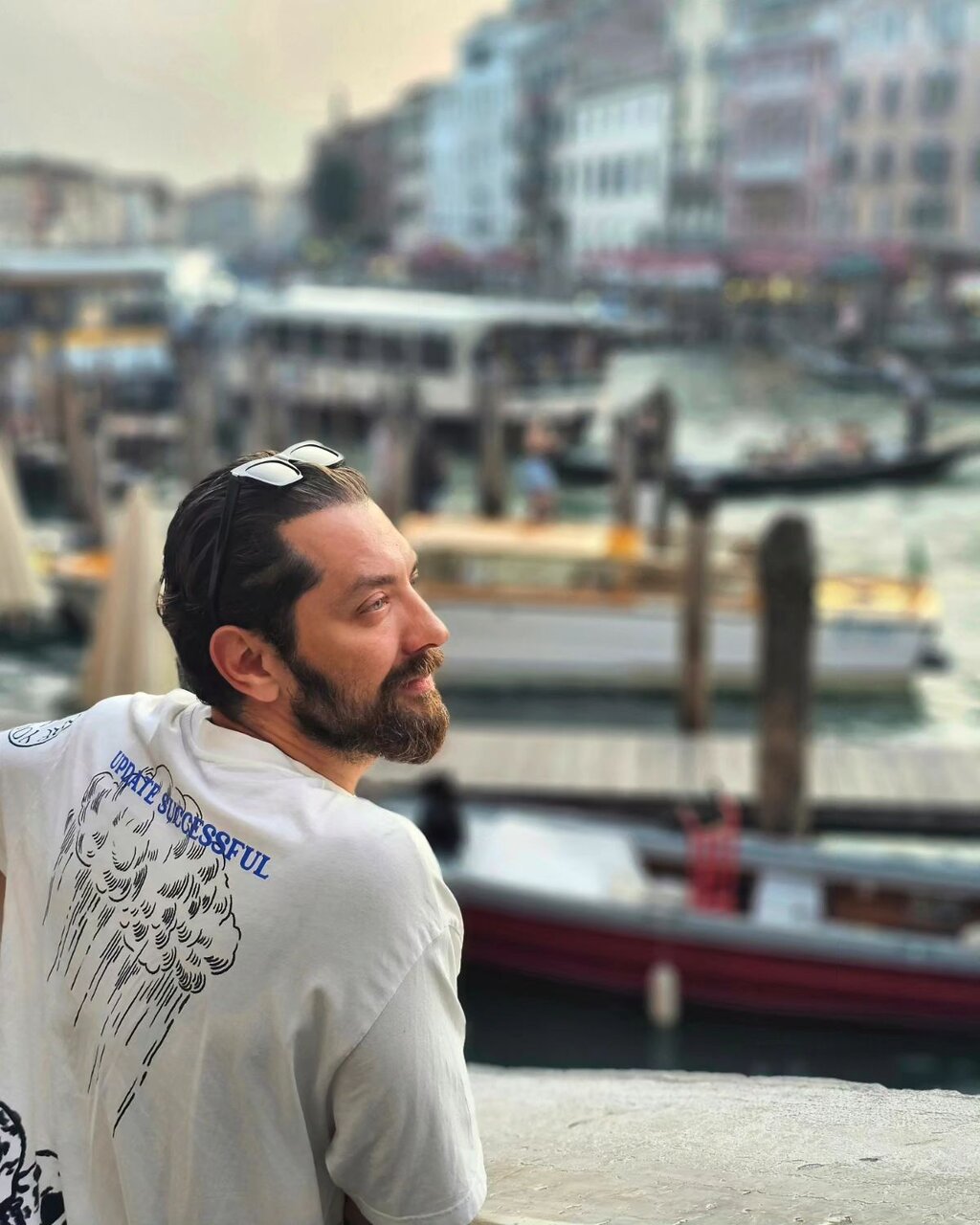 عکس | تیپ جدید بهرام رادان در خارج از کشور در کنار قایقهای تفریحی