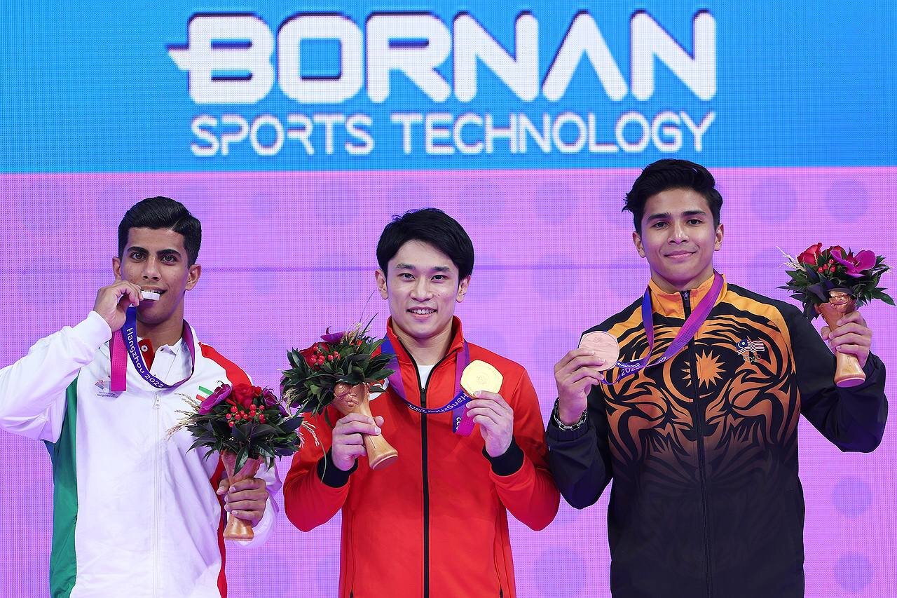 عکس| لحظه اهدای یکی از تاریخیترین مدالهای آسیایی ایران