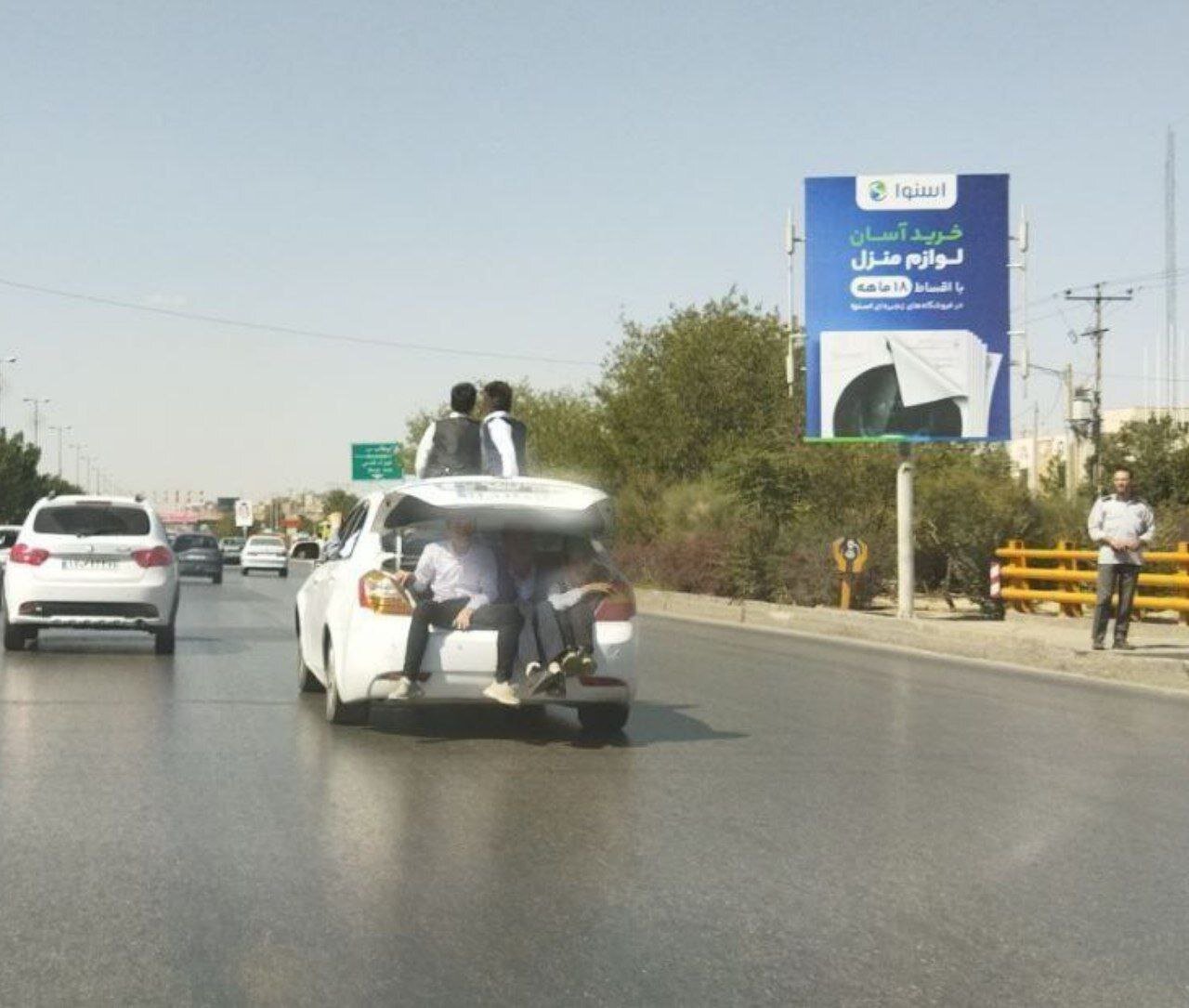 عکس | حرکت خطرناک راننده مشهدی برای حمل جابه‌جایی چند شهروند!