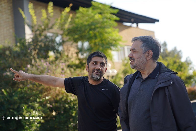 عکس| حضور مداح مشهور در اردوی کشتی برای دیدار با دبیر و ملیپوشان