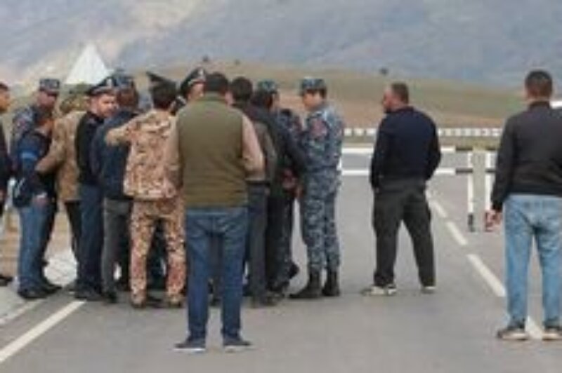 ببینید | ترافیک شدید خودرو پس از کوچ 90 هزار آواره ارمنی