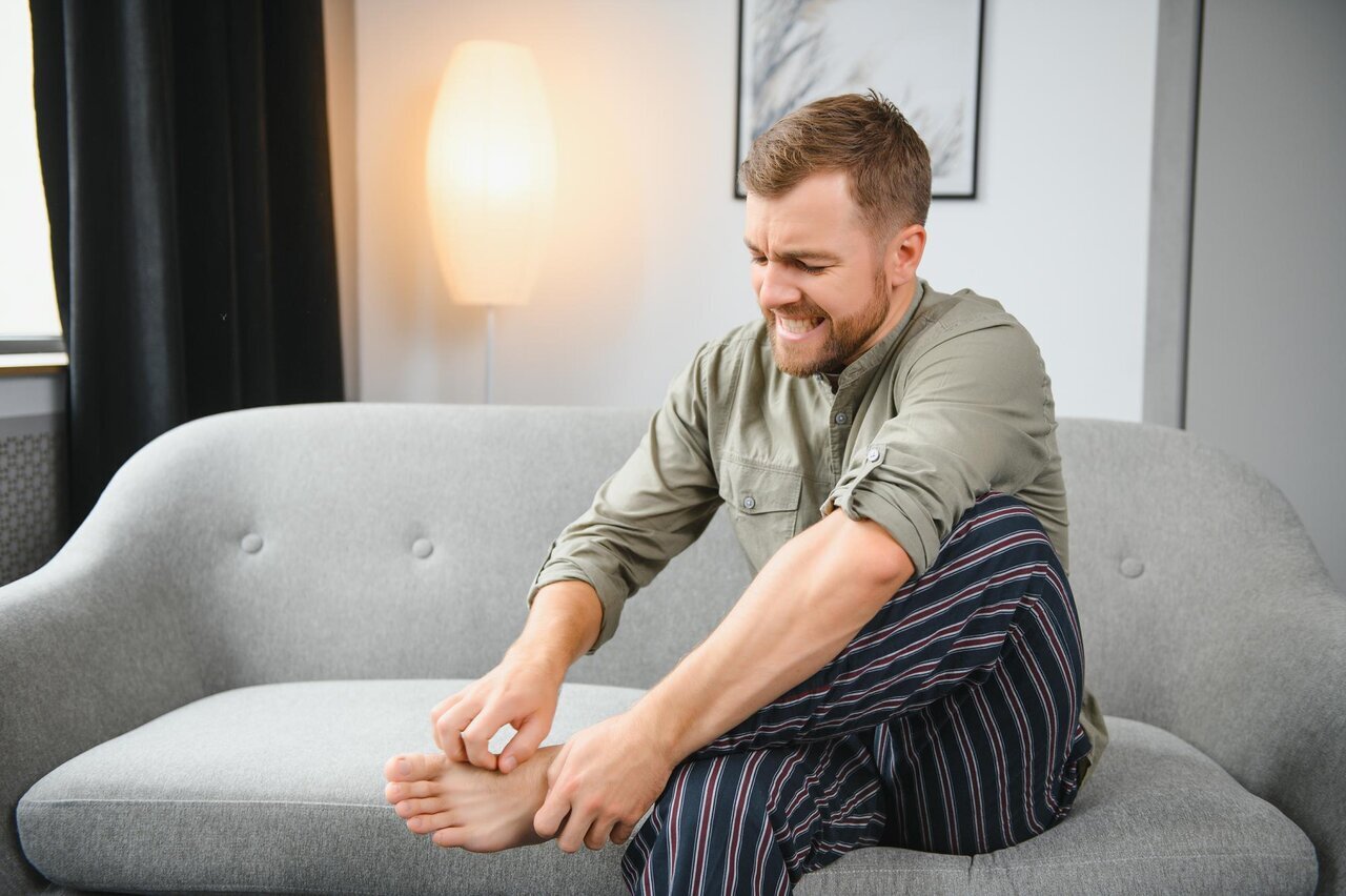 گزگز پا نشانه چیست و چطور درمان میشود؟