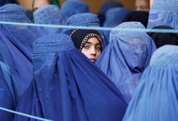 رفتار زشت و جنجالی طالبان با هزاران زن افغان/عکس