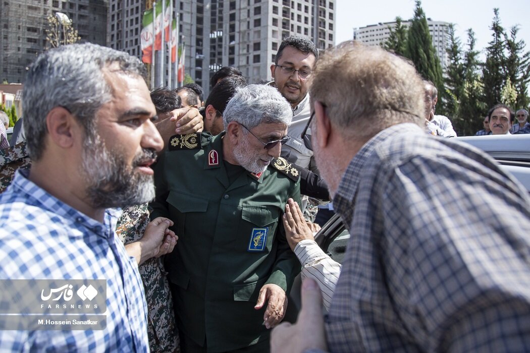 سردار قاآنی در محاصره سرداران سپاه +عکس