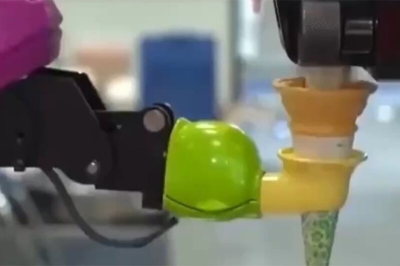 ببینید | رونمایی یک شرکت رباتیک از ربات بستنی‌فروش!