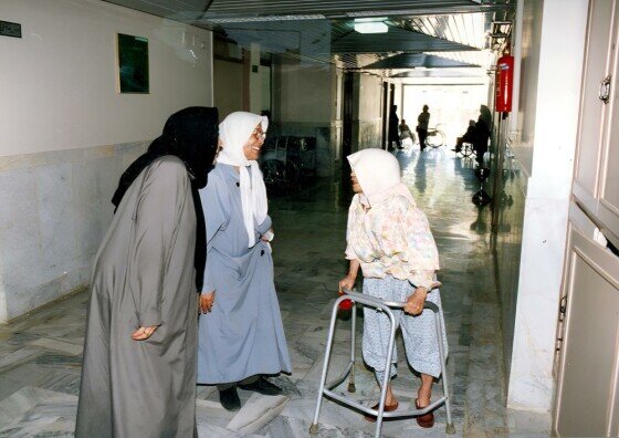 تصاویر دیده نشده از بازدید سینماگران از سالمندان کهریزک در سال ۷۵