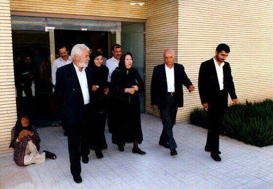 تصاویر دیده نشده از بازدید سینماگران از سالمندان کهریزک در سال ۷۵