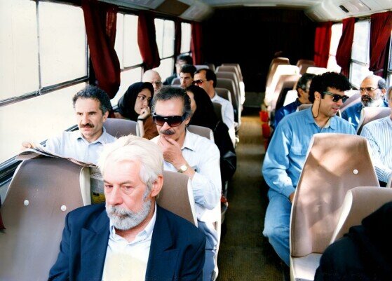 تصاویر دیده نشده از بازدید سینماگران از سالمندان کهریزک در سال ۷۵