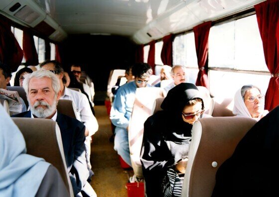 تصاویر دیده نشده از بازدید سینماگران از سالمندان کهریزک در سال ۷۵