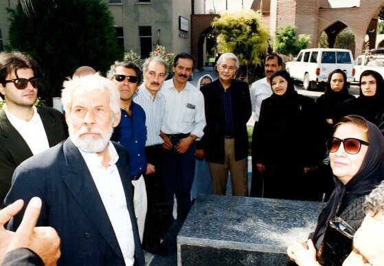 تصاویر دیده نشده از بازدید سینماگران از سالمندان کهریزک در سال ۷۵