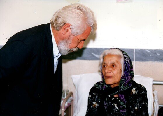 تصاویر دیده نشده از بازدید سینماگران از سالمندان کهریزک در سال ۷۵