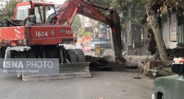 اشتباه راننده بیل مکانیکی همه آستارا را بهم ریخت/ عکس