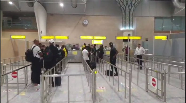 عکس| اعضای تیم الاتحاد در گیت خروجی فرودگاه اصفهان