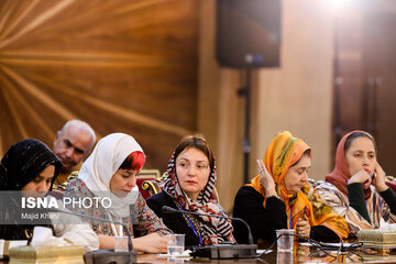 عکس | پوشش متفاوت یک زن در اجلاس با حضور رئیسی