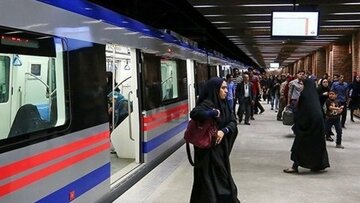 عکس | طرح جالب مقنعه یک معلم در مترو؛ پیغام احساسی خانم معلم به شاگردها