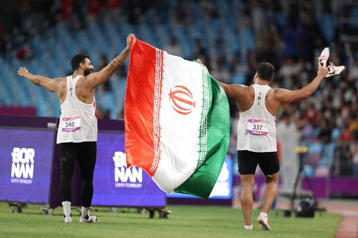 ببینید | بوسه احسان حدادی بر پرچم جمهوری اسلامی ایران بعد از قهرمانی و خداحافظی