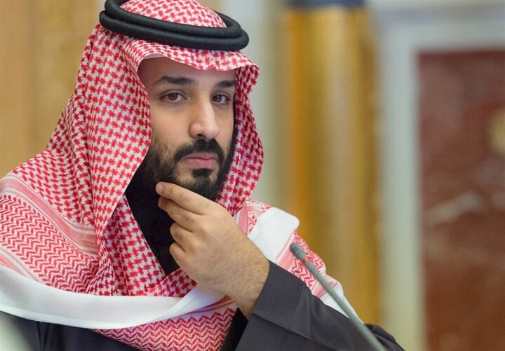ببینید | تصاویری از محمد بن سلمان در حال رانندگی مرسدس بنز شاسی بلند بدون محافظ