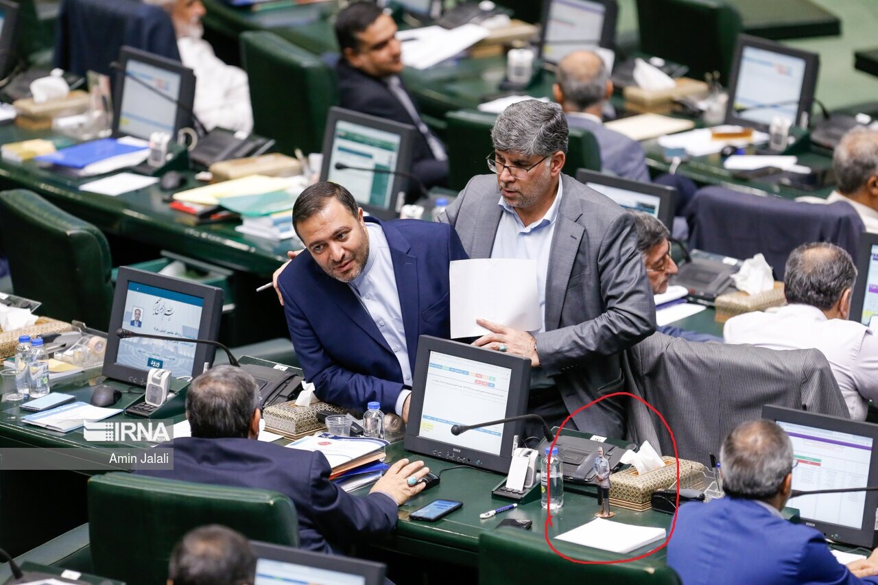 میز کار این نماینده مجلس خبرساز شد +عکس