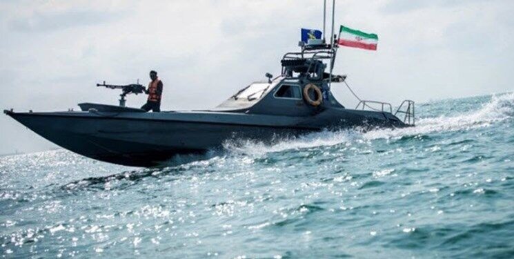 - ۴ فروند شناور در دریای عمان توقیف شد/ انهدام ۲ باند بزرگ قاچاق اسلحه و مواد مخدر