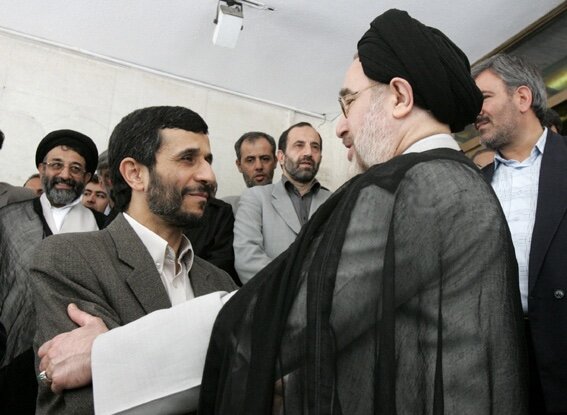 خوش و بش گرم و صیمیمی احمدی‌نژاد و خاتمی در جوانی +عکس