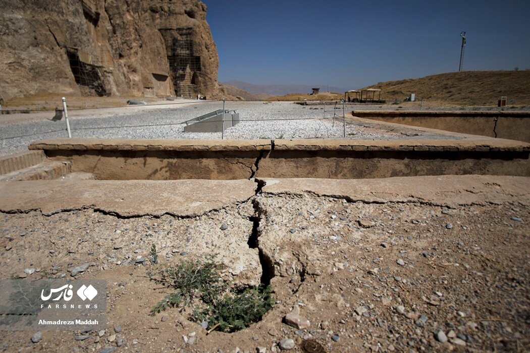 آسیب جدی به آثار باستانی «نقش رستم» / عکس