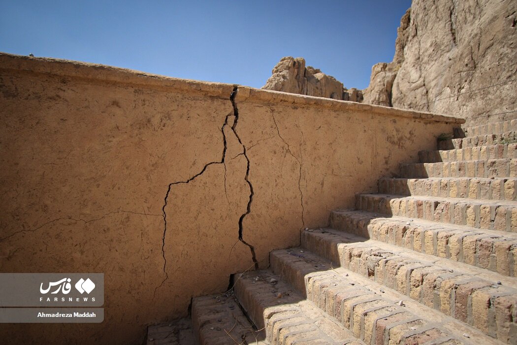 آسیب جدی به آثار باستانی «نقش رستم» / عکس