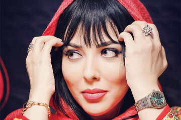 عکس | سلفی عجیب لیلا اوتادی؛ نشاندن پرنده شکاری روی سر!